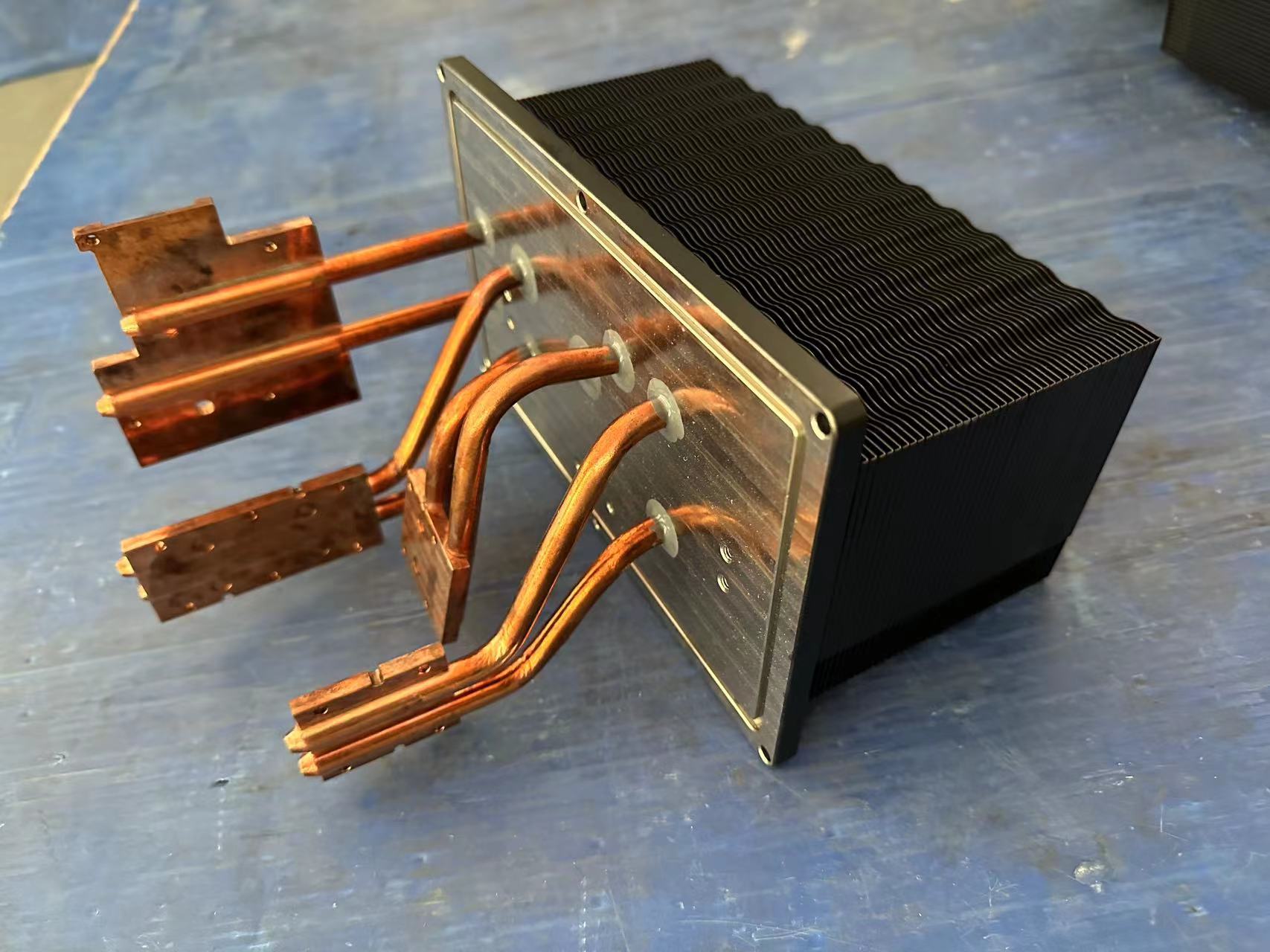How Effective are Heat Pipe Heat Sinks in Dissipating High Thermal Loads in Electronic Devices?